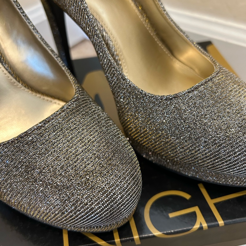 ✨HP✨ Fabulous Silver/Gold Shimmer Heels - Size 7 - Picture 5 of 11